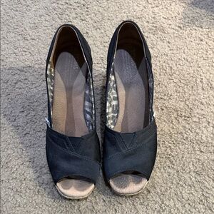 Women’s TOMS wedges size 8.5 black